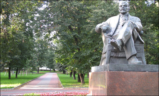 tuong-lenin-o-vuon-hoa.jpg